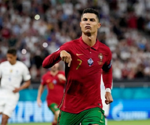 Ronaldo bị ném chai Coca vào người khi ăn mừng bàn thứ 109 cho ĐT Bồ Đào Nha
