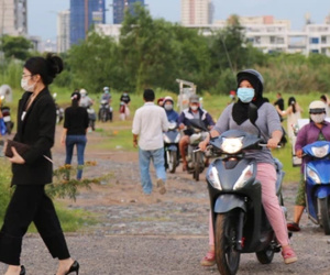 Dịch đang căng thẳng nhưng người dân ở Sài Gòn vẫn vô tư tụ tập hóng mát thả diều, bỏ luôn khẩu trang để chụp ảnh