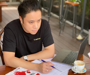 Sau 'Mắt biếc', Victor Vũ lại tiếp tục chuyển thể tiểu thuyết trinh thám kinh dị 'Trại hoa đỏ'?