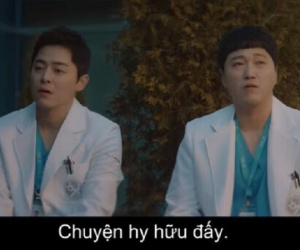 'Hospital Playlist' tập 2: Thai phụ mất con đau đớn xin Kim Dae Myung hãy tiếp tục bảo vệ đứa bé còn lại