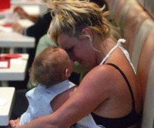 Khoảnh khắc buồn của ngành giải trí Mỹ: Britney Spears bụng mang dạ chửa ôm con khóc trong quán cafe vì bị 321 paparazzi bao vây