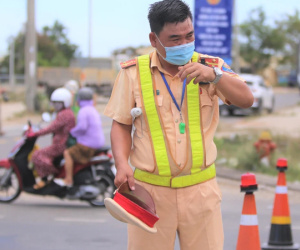 Ảnh: CSGT mướt mồ hôi giữa tiết trời 40 độ C, dãi nắng dầm sương chặn dịch từ cửa ngõ Đà Nẵng