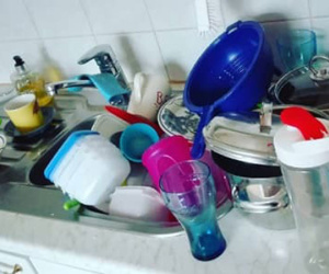 Đi làm cả ngày về mệt thấy chồng nằm khểnh chơi điện thoại, vợ nhờ đi mua đồ ăn thì nhận được câu trả lời: 'Giỏi thì mày đi làm kiếm tiền như tao xem?'