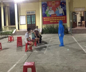 Đến khu phong toả làm nhiệm vụ xét nghiệm, nữ nhân viên y tế bật khóc khi thấy 2 con trai đang chờ lấy mẫu