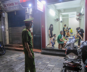 Hàng quán 'câu giờ' sai quy định, lực lượng chức năng liên tục nhắc nhở