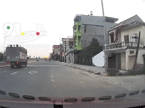 Video cảnh tượng kinh hoàng: Nam sinh đâm rất mạnh vào ô tô, lộn nhiều vòng trên không trung trước khi tiếp đất
