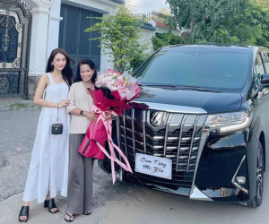 Con gái nhà người ta: Sam tậu xế hộp 4,6 tỷ đồng cho mẹ đi chợ, đặt 6 tháng mới về Việt Nam