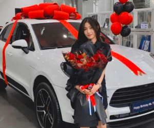 Sinh nhật 26 tuổi, 'Mẹ Xoài' Trang Lou tậu Porsche Macan giá hơn 4 tỷ đồng