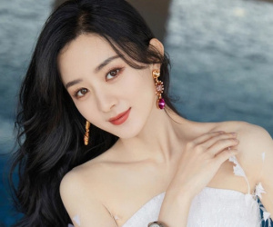Không phải dao kéo, Triệu Lệ Dĩnh chỉ nhờ 2 thủ thuật này mà mặt thon gọn và thanh thoát hơn mấy lần