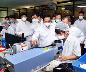 Thủ tướng: Chậm nhất tháng 6-2022 phải có vắc-xin ngừa Covid-19 sản xuất trong nước