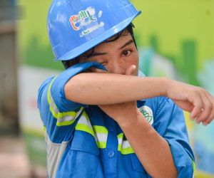 Nước mắt những công nhân thu gom rác bị nợ lương ở Hà Nội: Con nhỏ nghỉ học vì xấu hổ, người bị cụt chân mò mẫm trong rác