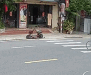 Video: Sang đường ẩu, người phụ nữ bị nữ tài xế tông ngã sấp mặt