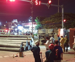 Vượt đèn đỏ, người đàn ông đi xe máy bị xe container lật ngang đè bẹp