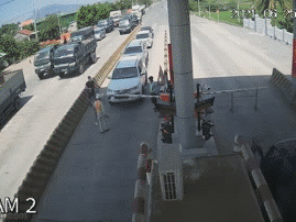 Video: Nhóm tài xế chạy ngược chiều, táo tợn tháo barie vượt trạm tại BOT