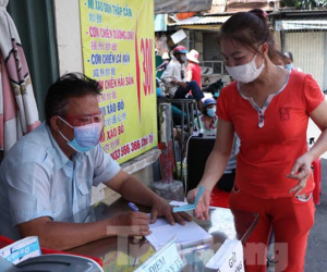 Hình ảnh dùng thẻ đi chợ thời COVID-19 ở TPHCM