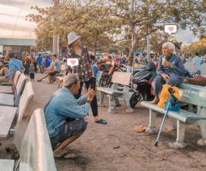 Cụ ông U80 chụp ảnh cho người bạn đời và hành động siêu đáng yêu của cụ bà khiến tất cả 'tan chảy'