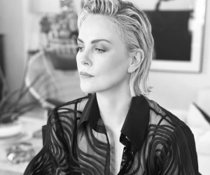 Mỹ nhân 'Fast & Furious' Charlize Theron diện sơ mi xuyên thấu của NTK Công Trí xuất hiện trên talk show nổi tiếng