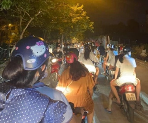 Hà Nội nới lỏng, hồ Tây đông nghịt người, đường phố tắc cứng dù gần nửa đêm