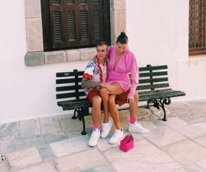 Rời Pháp, vợ chồng Justin Bieber lại vi vu Hy Lạp: Khoe ảnh mùi mẫn mà 'bàn tay hư' của chồng vẫn chứng nào tật đấy!