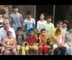 Sợ vợ 19 tuổi ngoại tình, người đàn ông 49 tuổi điên cuồng 'cày cấy' trong 21 năm được 15 người con khiến nhiều người tranh nhau xin 'bí kíp gia truyền'