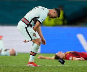 Hình ảnh buồn nhất hôm nay: Ronaldo thất vọng ném đi băng đội trưởng, lặng lẽ rời khỏi kỳ Euro có thể là cuối cùng trong sự nghiệp