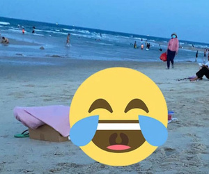Đang ở giữa bãi biển, cô nàng thản nhiên nằm xuống bãi cát làm một chuyện khiến ai cũng ái ngại
