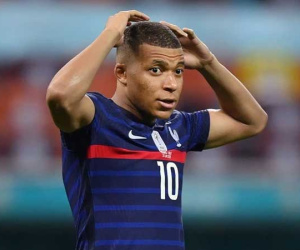 Pháp thất bại là bởi Mbappe học đòi 'tật xấu' của Ronaldo?