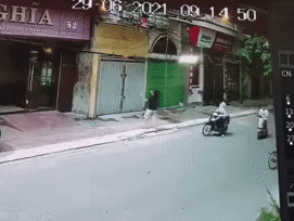 Sửng sốt cảnh bé gái rơi từ lan can tầng 2 xuống ở Nam Định: Trong nhà không có ai