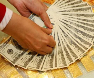 Giá vàng dao động nhẹ, USD tăng giá trở lại