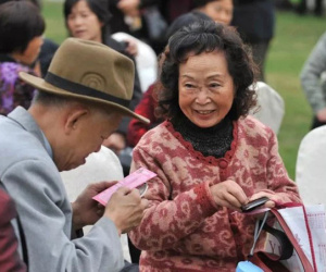 Phát hiện mẹ hồi xuân ở tuổi 70, ngoại tình với trai kém 20 tuổi, dân mạng khuyên người con đúng một điều