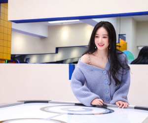 Trời nắng nóng 'như rang' nhưng Triệu Lệ Dĩnh vẫn diện áo len đi show: Đúng là thời trang phang thời tiết!