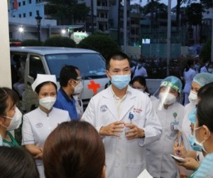 Video: Nhân viên y tế Bệnh viện Chợ Rẫy khẩn cấp tham gia xét nghiệm Covid-19