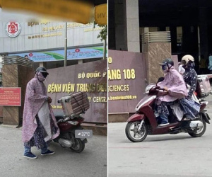 Giữa trời nắng gần 40 độ, chồng trùm áo mưa kín mít đưa vợ đi bệnh viện, lý do khiến tất cả cảm động
