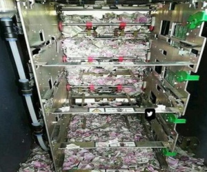 Nhận thẻ nhưng không nhả tiền, mở cây ATM ra kiểm tra, nhân viên quản lý vội báo cảnh sát vì cảnh tượng trước mắt
