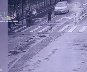 Video: Sang đường, người phụ nữ bị ô tô đâm lộn nhiều vòng trên không trước khi tiếp đất
