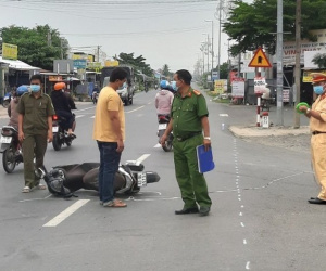 Thanh niên say xỉn lăn cục bê tông ra đường khiến cô gái ngã chấn thương sọ não