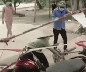 Bà cô đi xe đạp cố 'thông chốt' phong tỏa, hét lớn đòi 'liều chết' với lực lượng chức năng