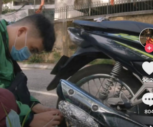 Tài xế xe ôm công nghệ vừa chở khách mà vẫn nấu lẩu, nướng cả con gà chỉ bằng cái ống pô xe máy!