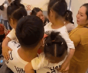 Phát sốt với hình ảnh chị em sinh ba tranh nhau đòi bố bế, nhưng chi tiết bất thường này lại khiến dân tình hết hồn