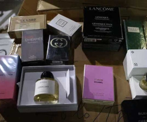 Hà Nội: Đột kích trong đêm, thu giữ hàng nghìn chai nước hoa nghi giả mạo nhãn hiệu Louis Vuitton, Gucci, Lancome