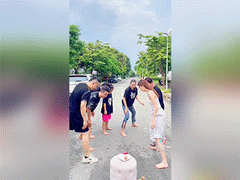 Ngọc Trinh và Vũ Khắc Tiệp gây tranh cãi với hành động ném đồ ăn ra đường