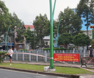 Bất chấp 'lệnh' giãn cách xã hội, người dân TPHCM vẫn tập thể dục, câu cá ở nơi rào chắn