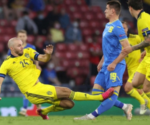 Tiền đạo Ukraine chia tay Euro 2020 sau pha phạm lỗi kinh hoàng của đồng nghiệp ĐT Thuỵ Điển
