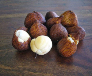 Dân mạng phát sợ trước loại quả có vỏ như da rắn, bóc ra thì lại là hình ảnh trái ngược