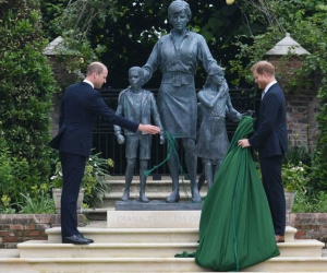 Giữa căng thẳng Hoàng gia, Harry nói gì với anh trai William trong sự kiện khánh thành tượng Công nương Diana?