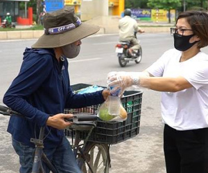 Video: Lao động nghèo Hà Nội xúc động nhận bữa sáng miễn phí mỗi ngày