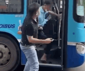 Video: Người đàn ông cầm dao uy hiếp phụ xe buýt giữa phố Hà Nội