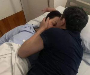 Con gái đăng ảnh 'tình cảm' của bố mẹ trên giường cùng chuyện tình gây xúc động: 'Đi làm về việc đầu tiên của bố làm là đi tìm vợ'