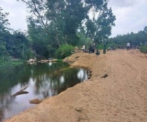 Trượt chân rơi xuống ao sâu, hai bé gái đuối nước thương tâm