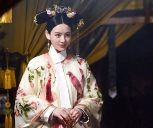 Vì sao trên cổ các phi tần nhà Thanh luôn đeo một chiếc khăn lụa trắng?